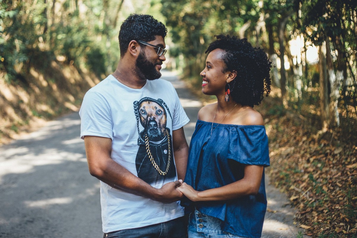 Noivos se olhando e de mãos dadas