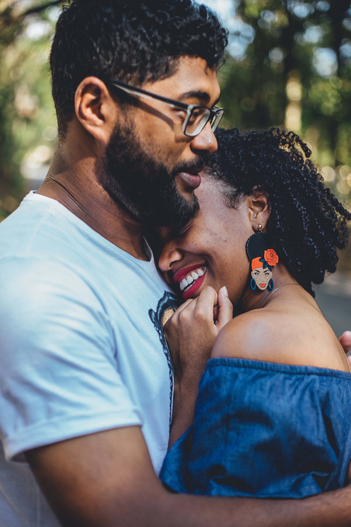 Noiva encostando a cabeça no peito do noivo e sorrindo