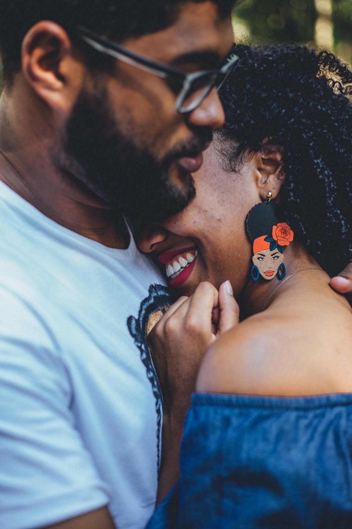 Noiva encostando a cabeça no peito do noivo e sorrindo