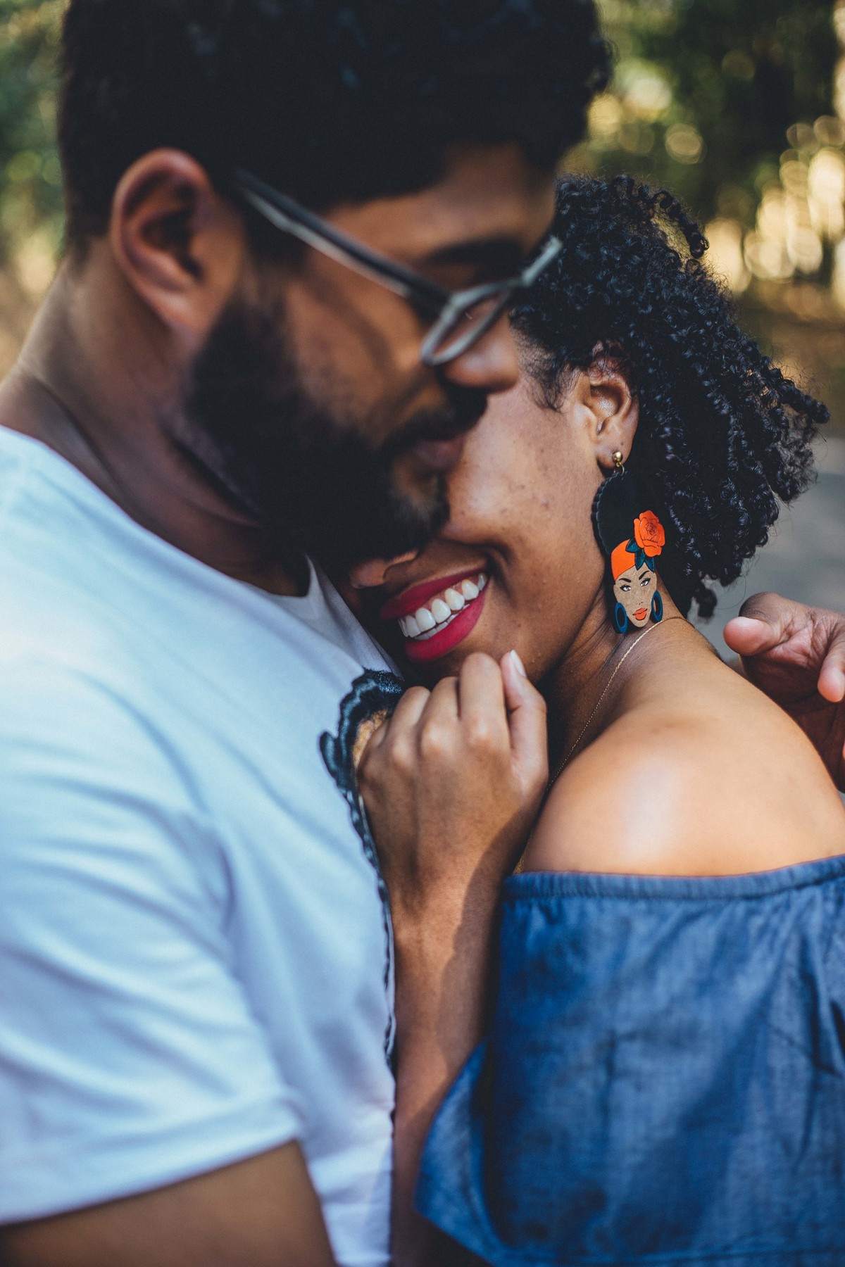 Noiva encostando a cabeça no peito do noivo e sorrindo