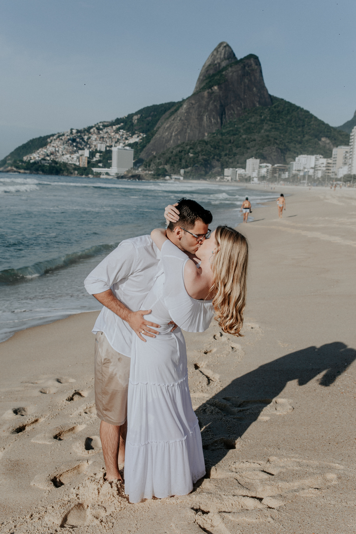 Destination pre wedding para o Rio de Janeiro, inspiração de fotografia e look para pré wedding na praia. Fotos praia do Leblon, ipanema, copacana e arpoador.