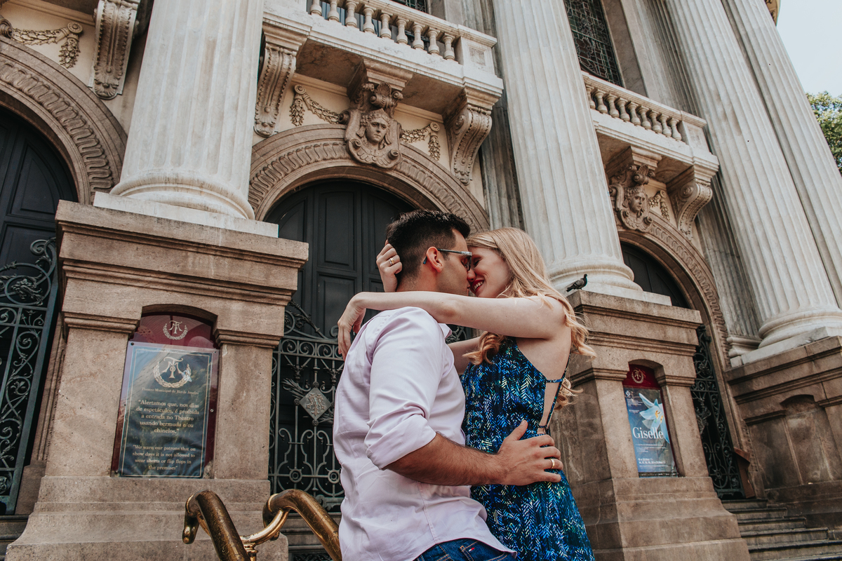 Destination pre wedding para o Rio de Janeiro, fotos feitas em frente ao teatro municipal do Rio de janeiro