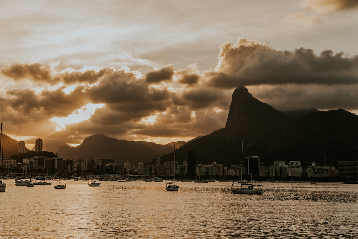 Destination pre wedding para o Rio de Janeiro, fotografia de casal viajante no bairro da Urca no Rio