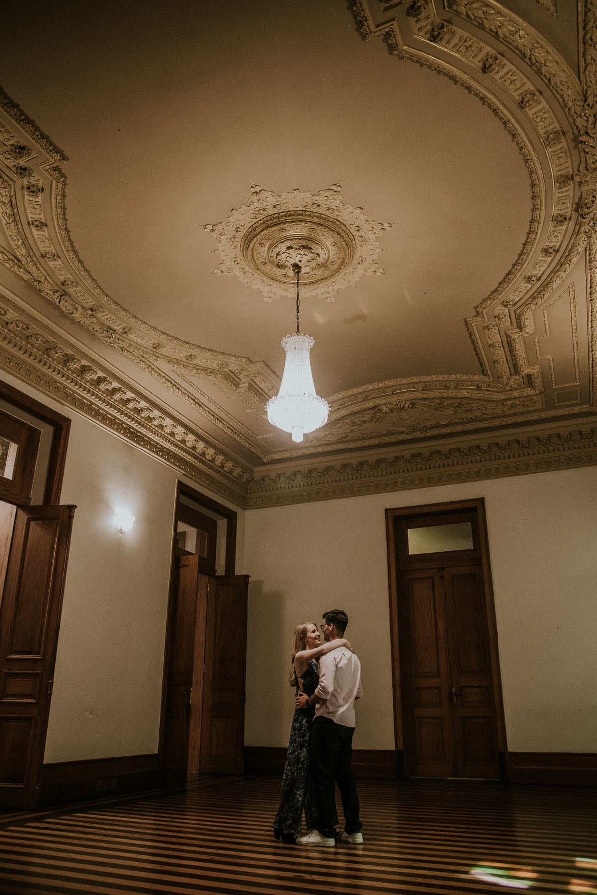 Destination pre wedding para o Rio de Janeiro, ensaio de casal feito no museu do rio de janeiro