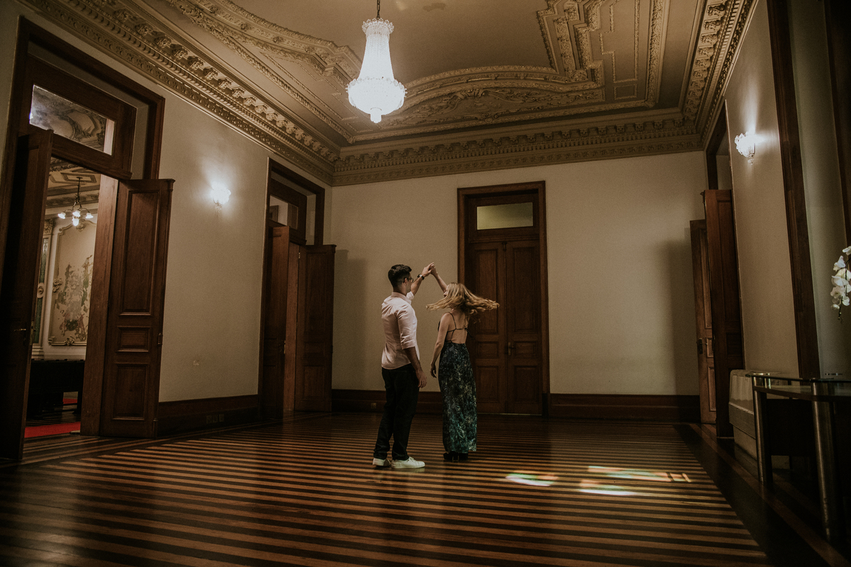 Destination pre wedding para o Rio de Janeiro, ensaio de casal feito no museu do rio de janeiro