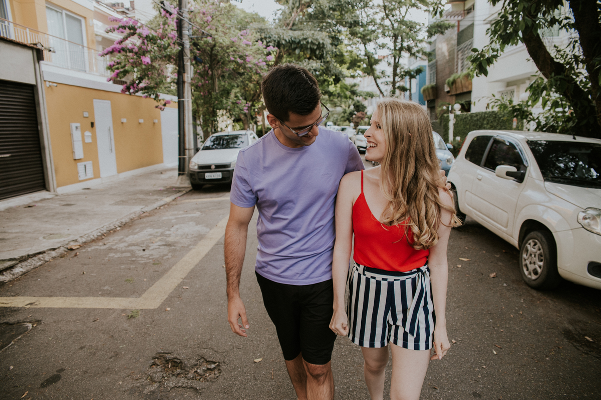 Destination pre wedding para o Rio de Janeiro, fotografia de casal viajante no bairro da Urca no Rio