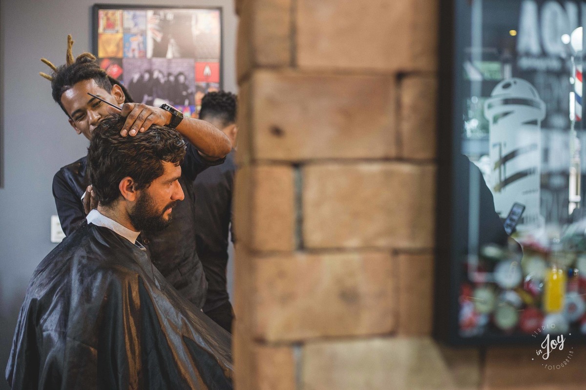 noivo se arrumando para o casamento