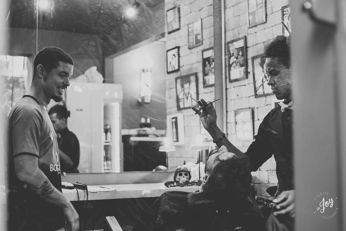 noivo se arrumando para o casamento