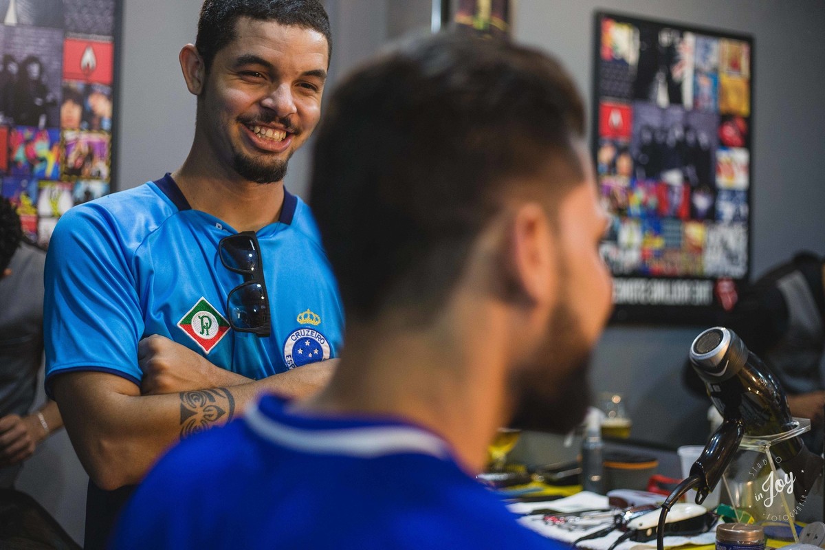 noivo se arrumando para o casamento,