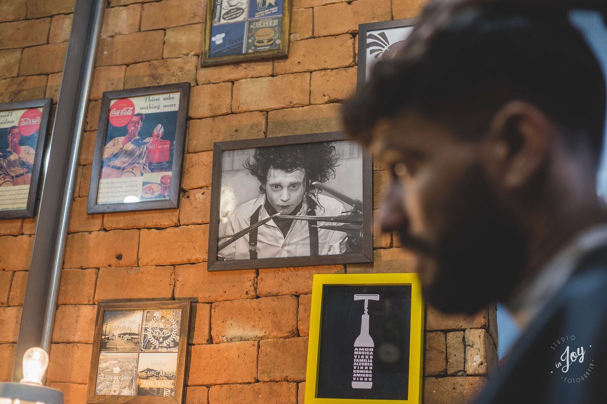 Quadro Edward mãos de tesoura em uma parede de tijolinhos detalhes no casamento