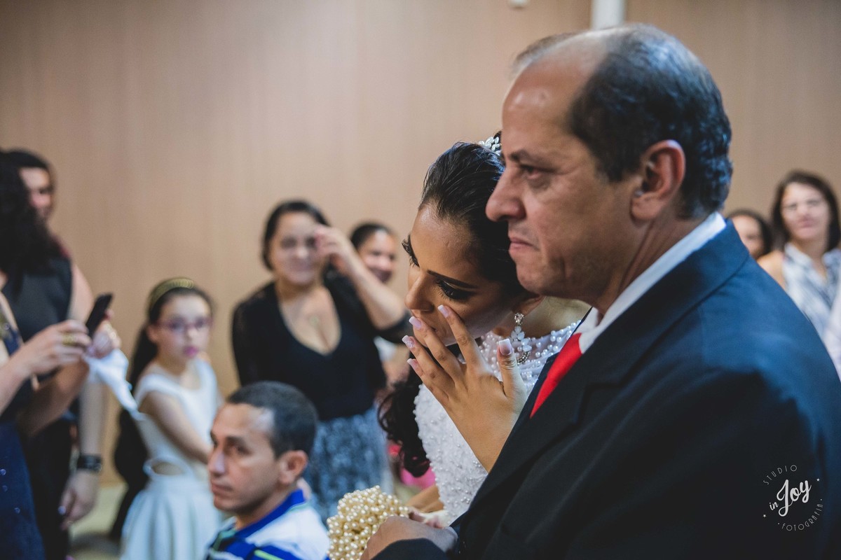 entrada da noiva com o pai na igreja lagoinha de Betim chorando e limpando os olhos com a mão