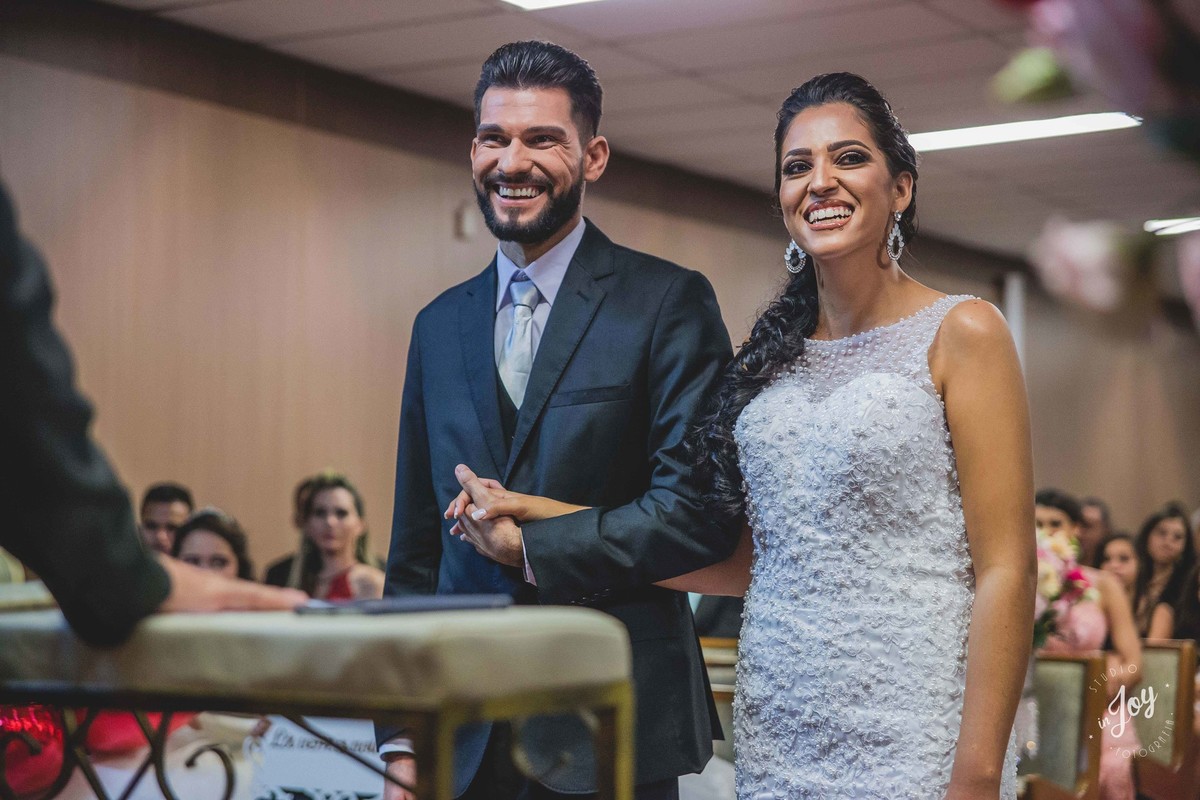 noivos sorrindo na cerimonia de casamento