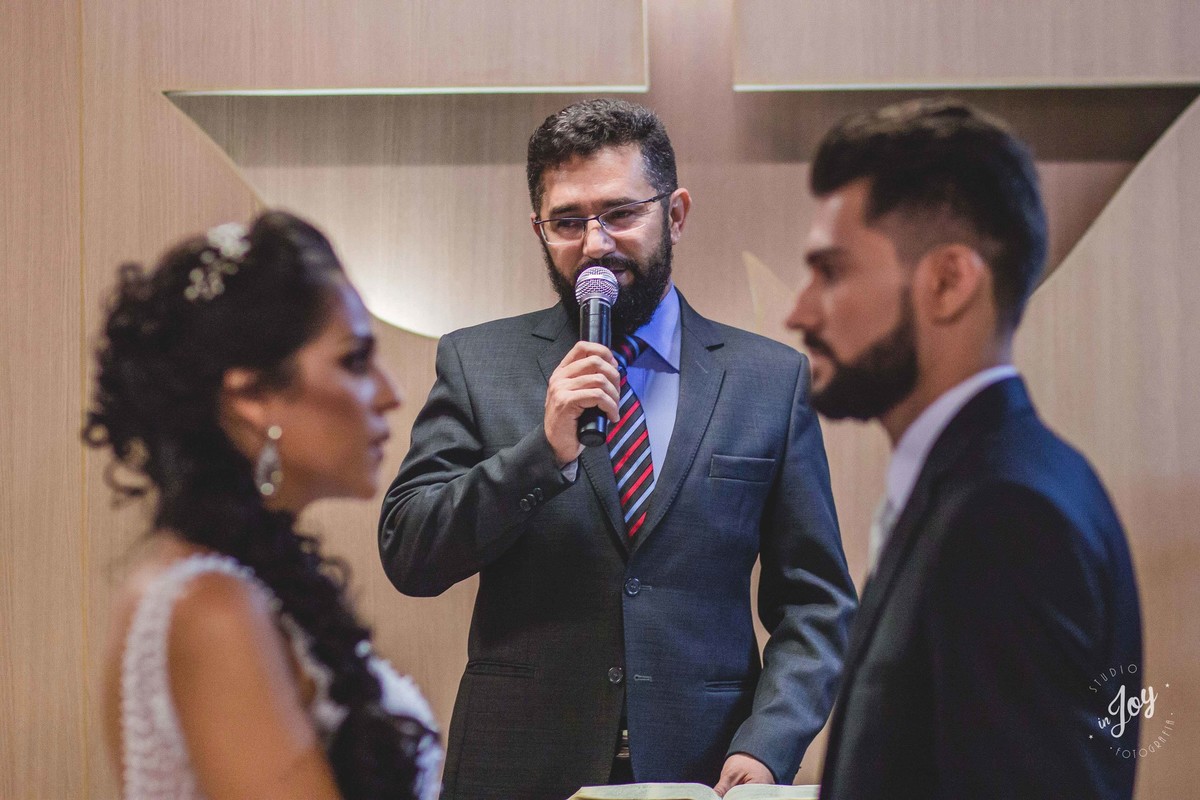 Entrada da noiva com o pai e a noiva esta emocionada usando um vestido sereia