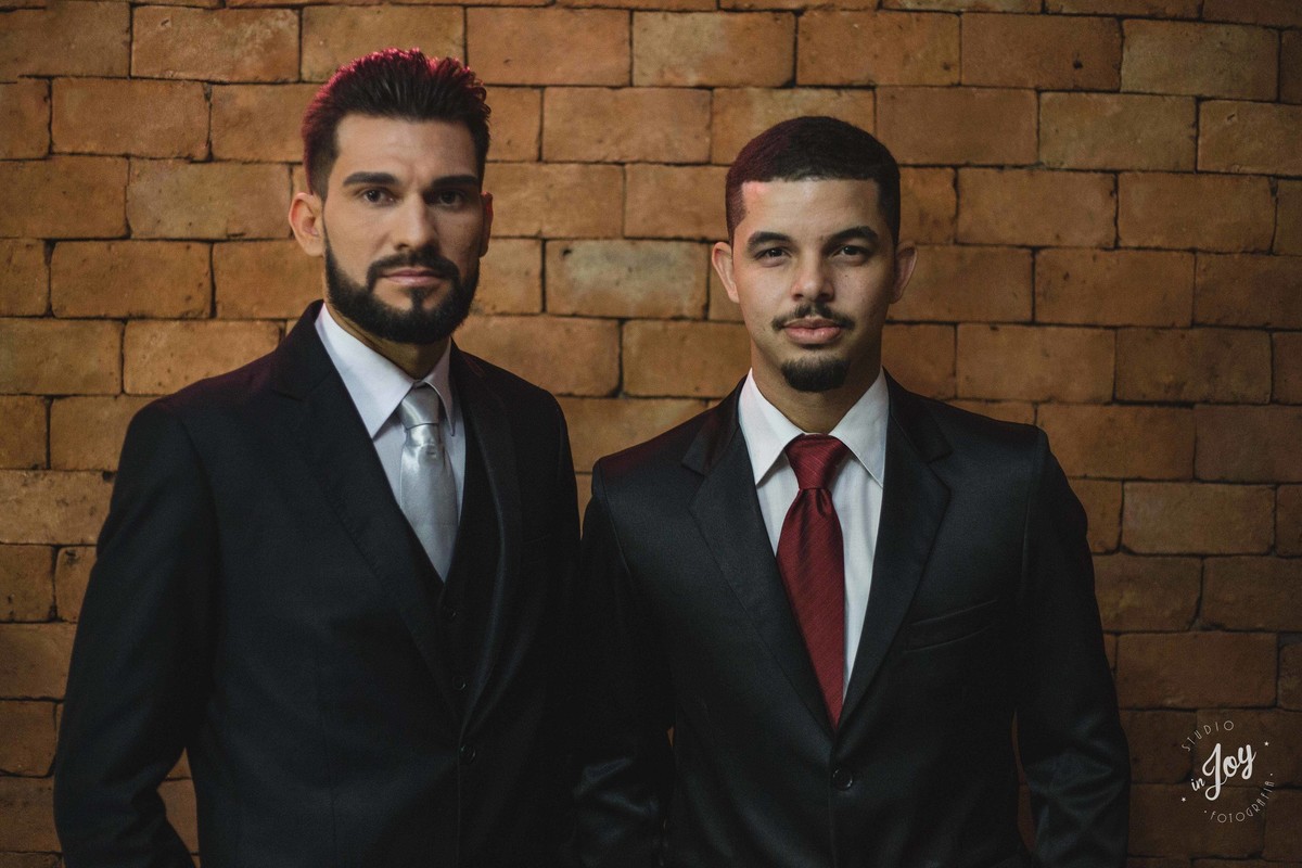 Retrato do noivo junto com um padrinho depois de se arrumarem para o casamento