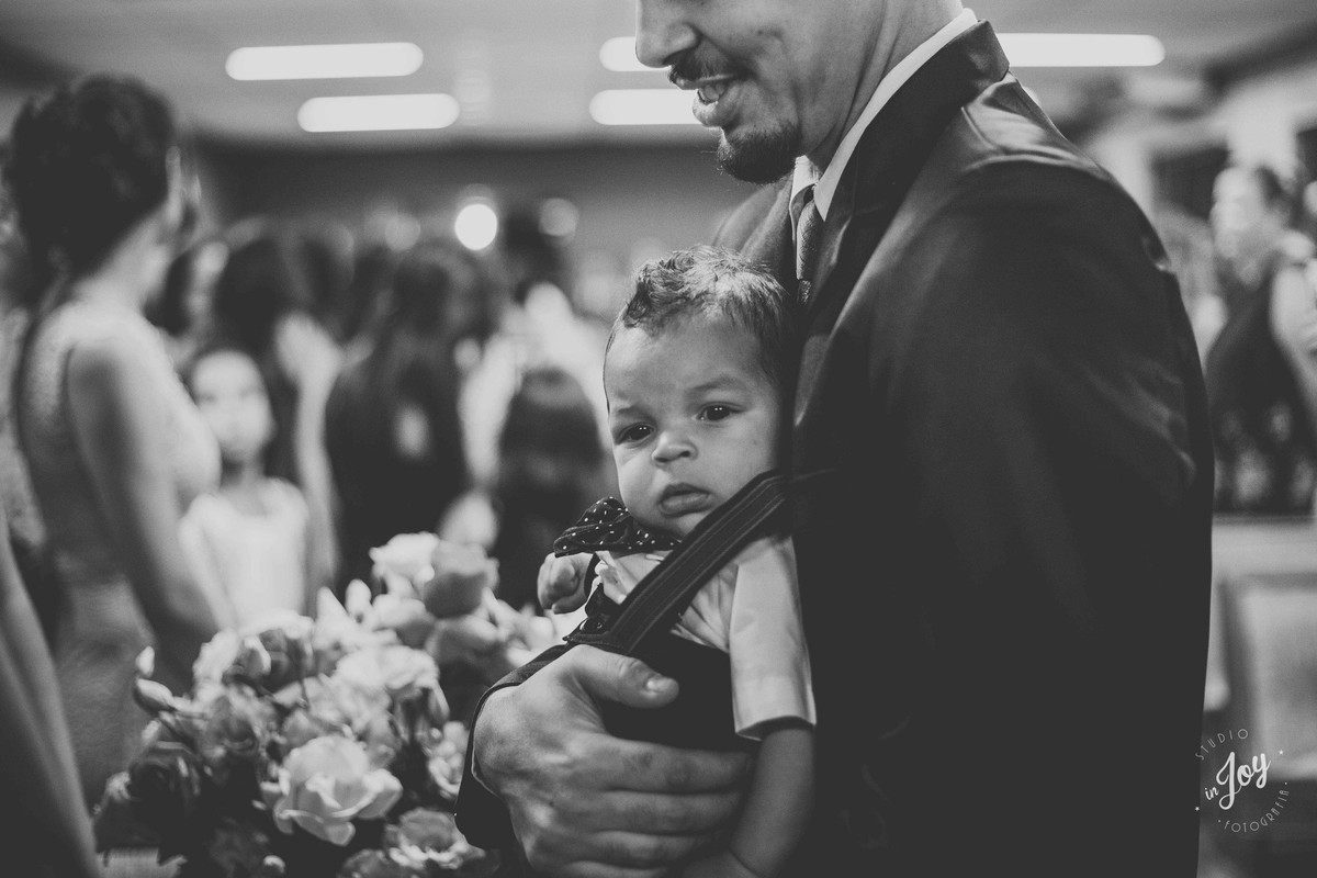 entrada dos padrinhos que entra com um bebe no colo