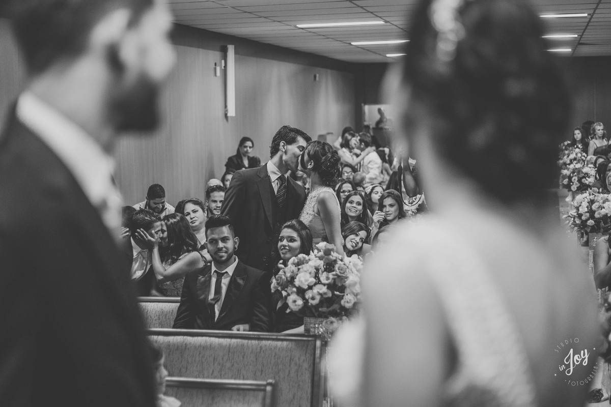 fotografia criativa de cerimonia de casamento convidados se beijando durante a cerimonia de casamento