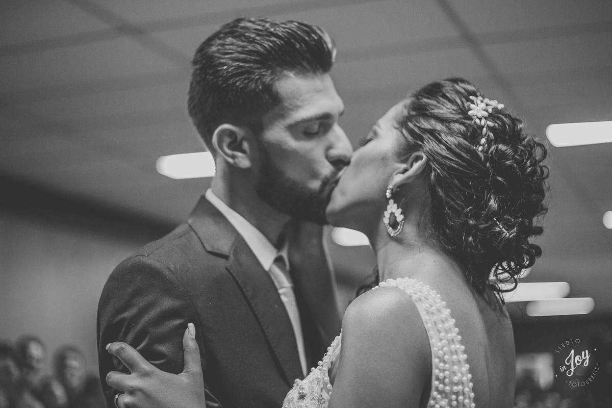 pode beijar a noiva disse o pastor para os noivos fazerem o grande beijo de casamento