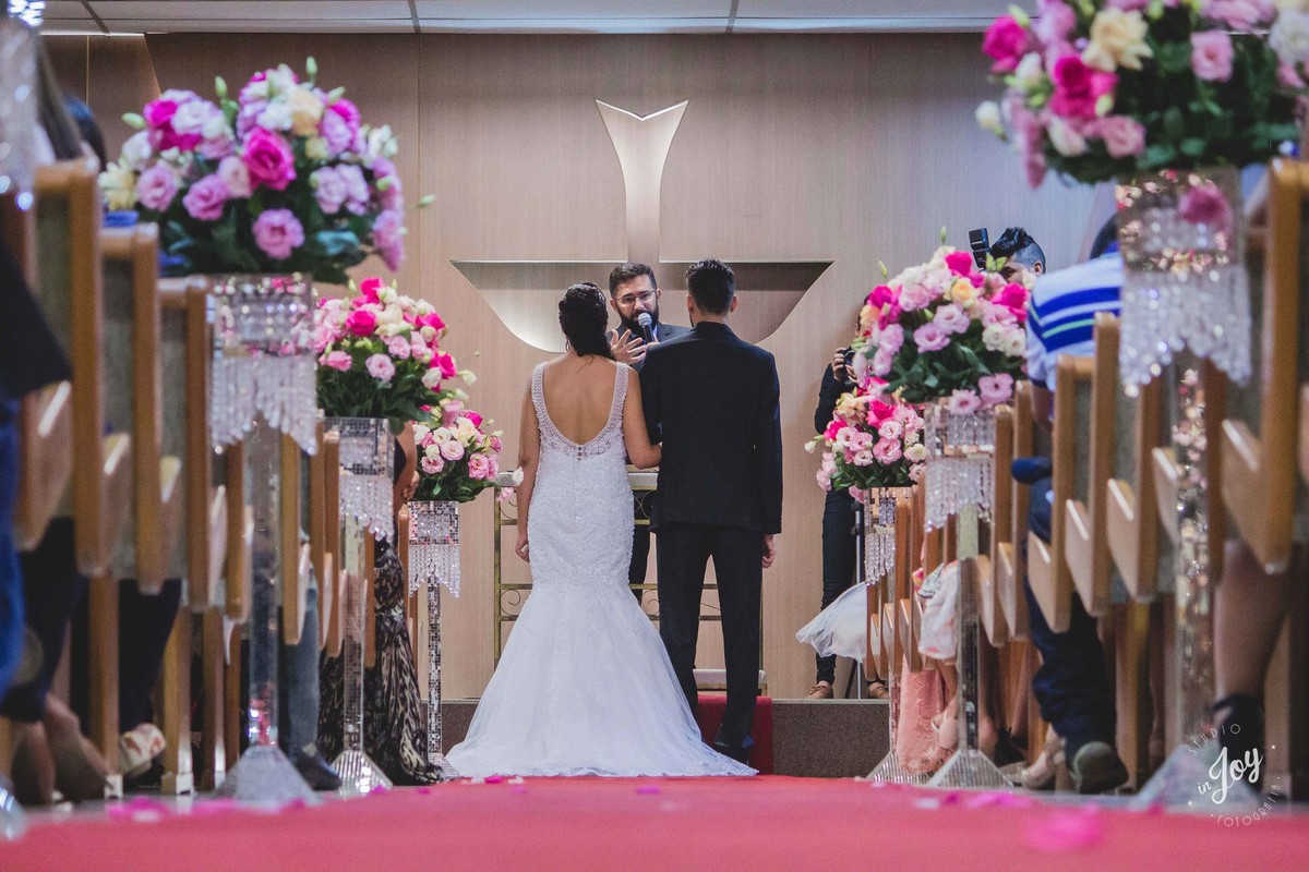 fotografia de casamento pegando os noivos os convidados a igreja e os arranjos de flores