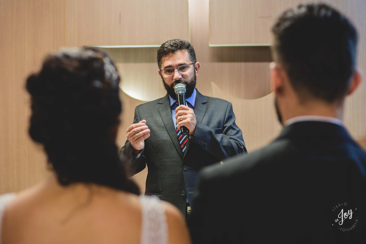 pastor abençoando os noivos no altar