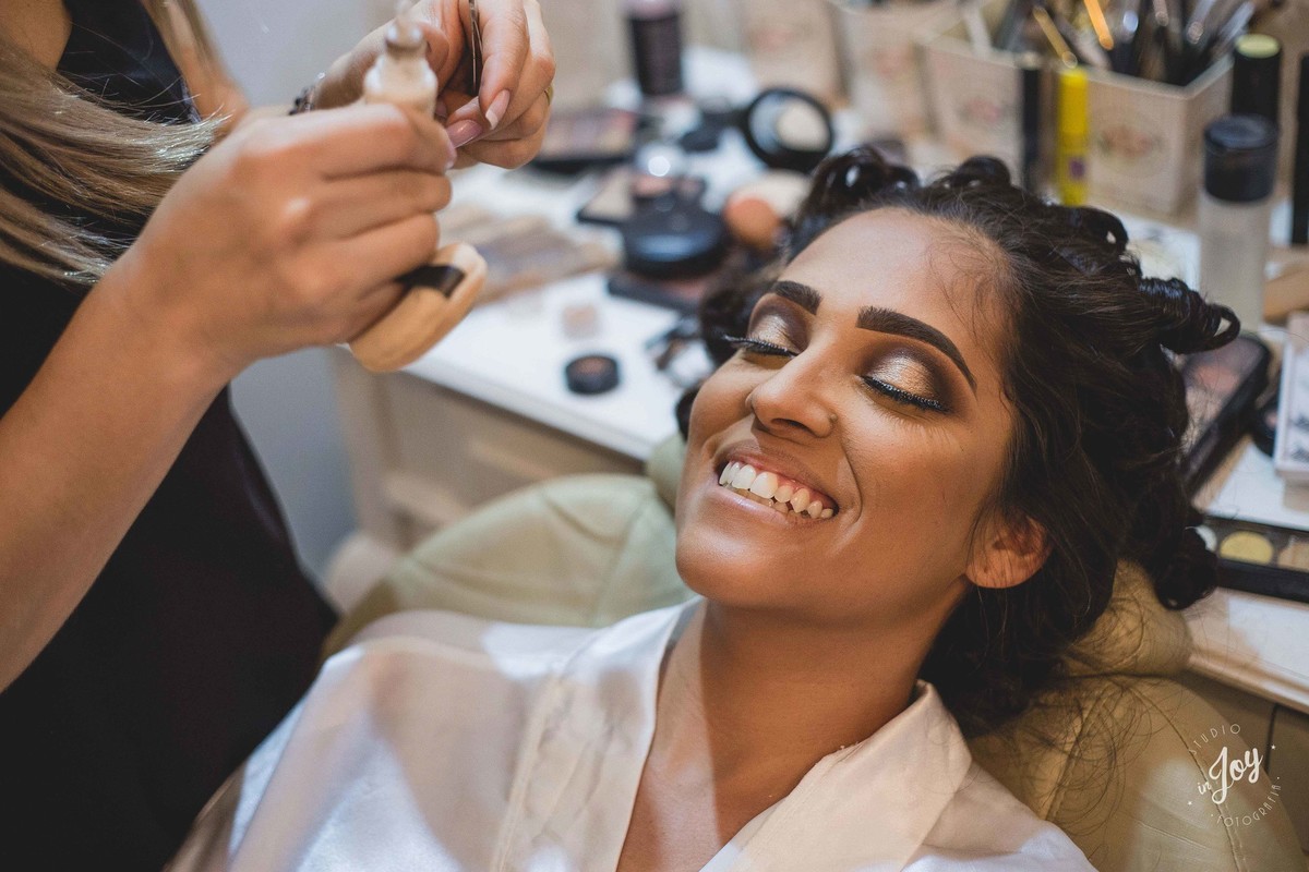 noiva sorrindo durante o make do dia da noiva