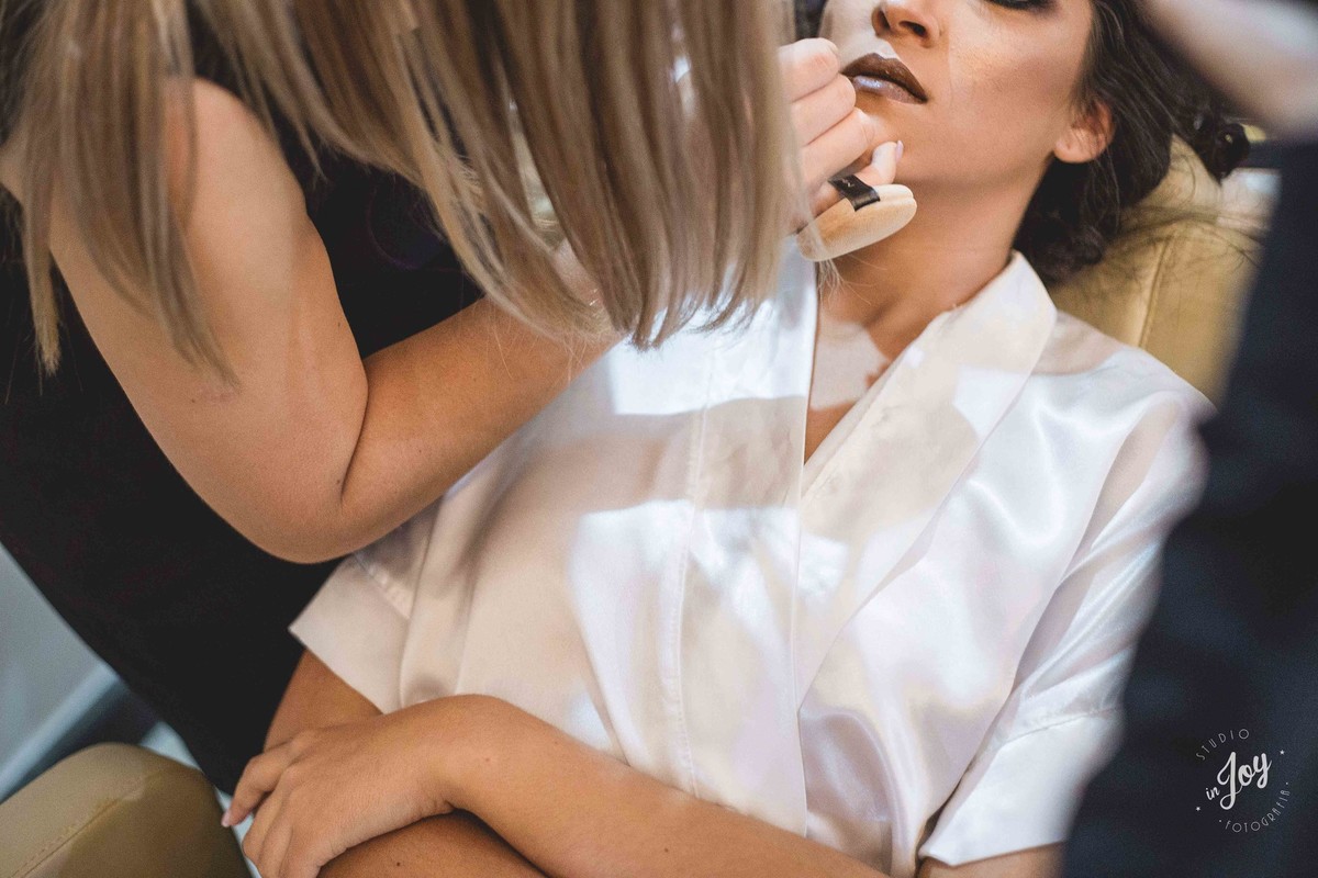 passando o batom na noiva no dia da noiva