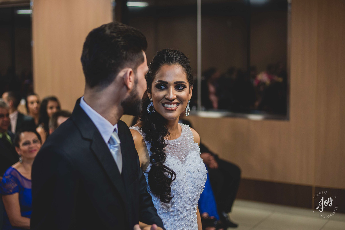 Noivos se olhando durante a cerimonia de casamento