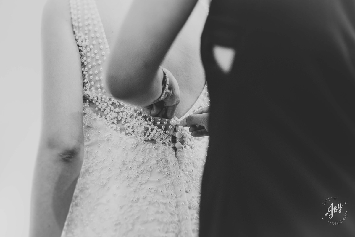 Ajustes finais no vestido de noiva para o casamento