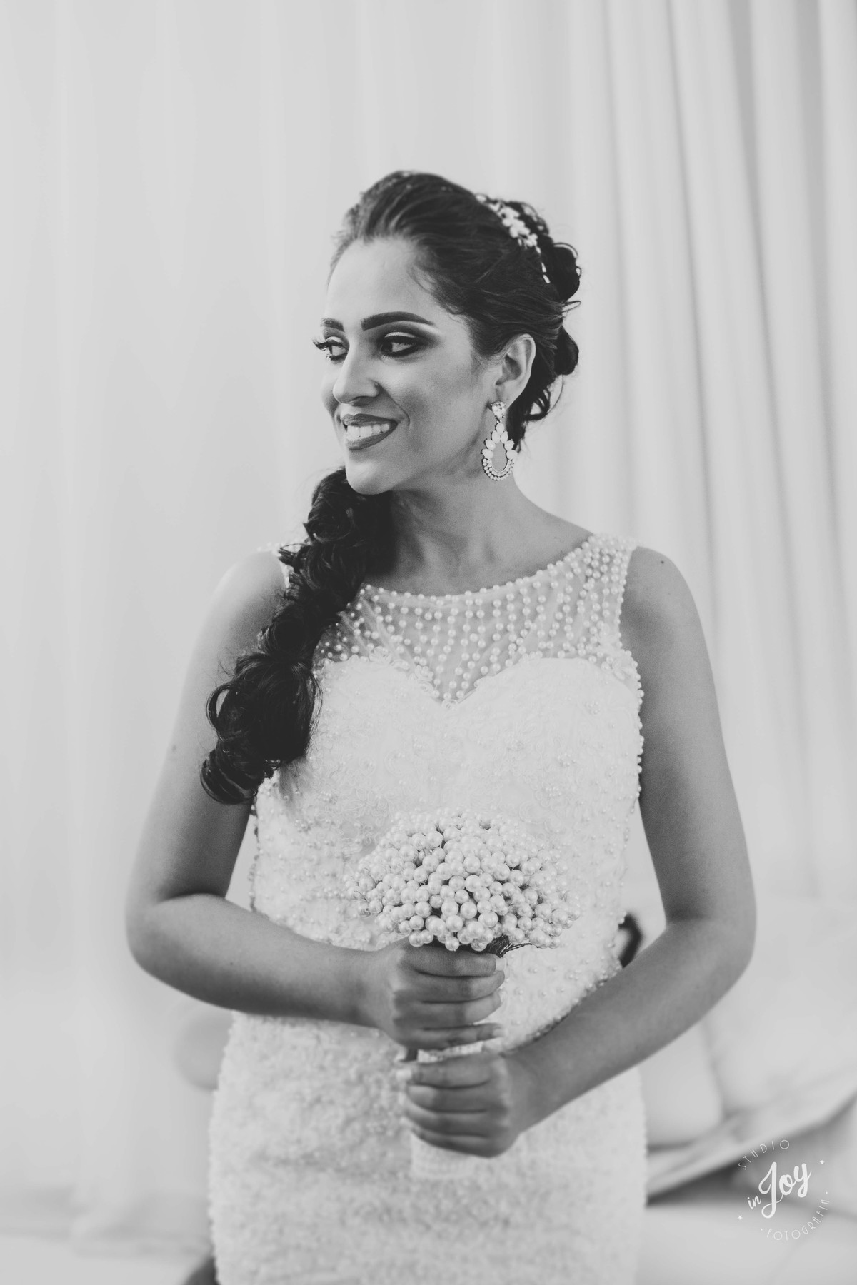 retrato da noiva segurando o boque e sorrindo