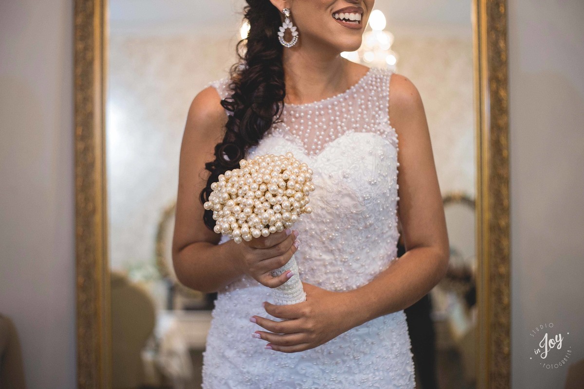 noiva segurando o buque e usando um vestido sereia para o casamento