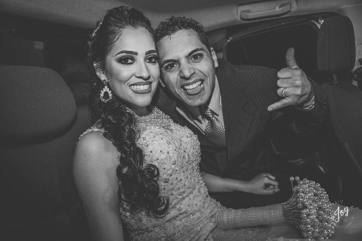 padrinhos de casamento fazendo zueira durante o casamento foto engraçada de casamento