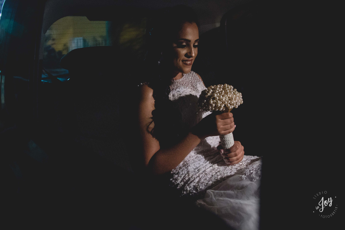 Noiva aguardando para entrar na igreja segurando o boque