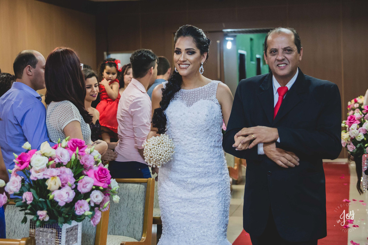 noivo se arrumando para o casamento cortando seu cabelo