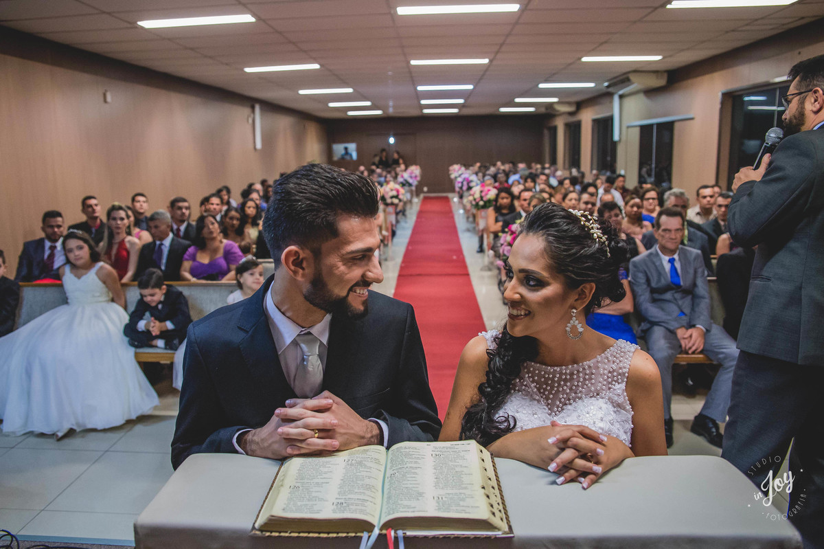 noivos se olhando durante a fotografia de casamento