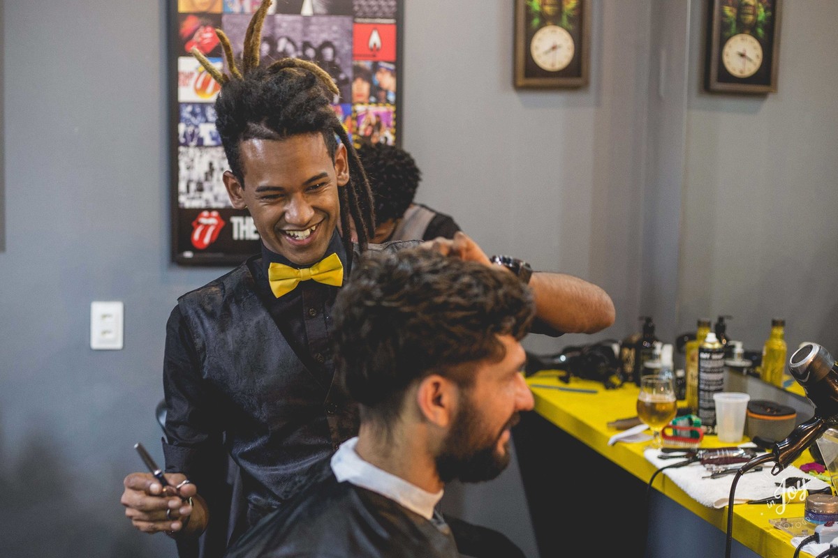 barbeiro cortando o cabelo do noivo para o casamento