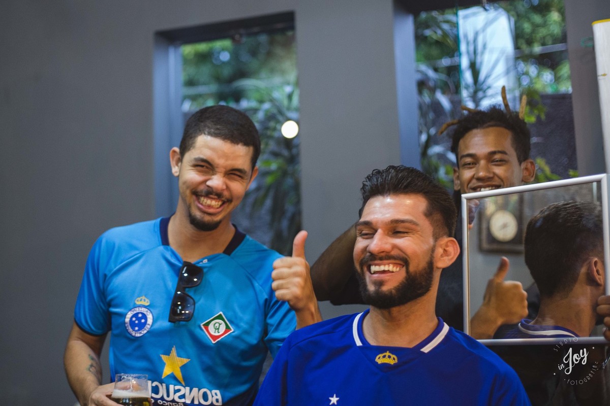 noivo se arrumando para o casamento,