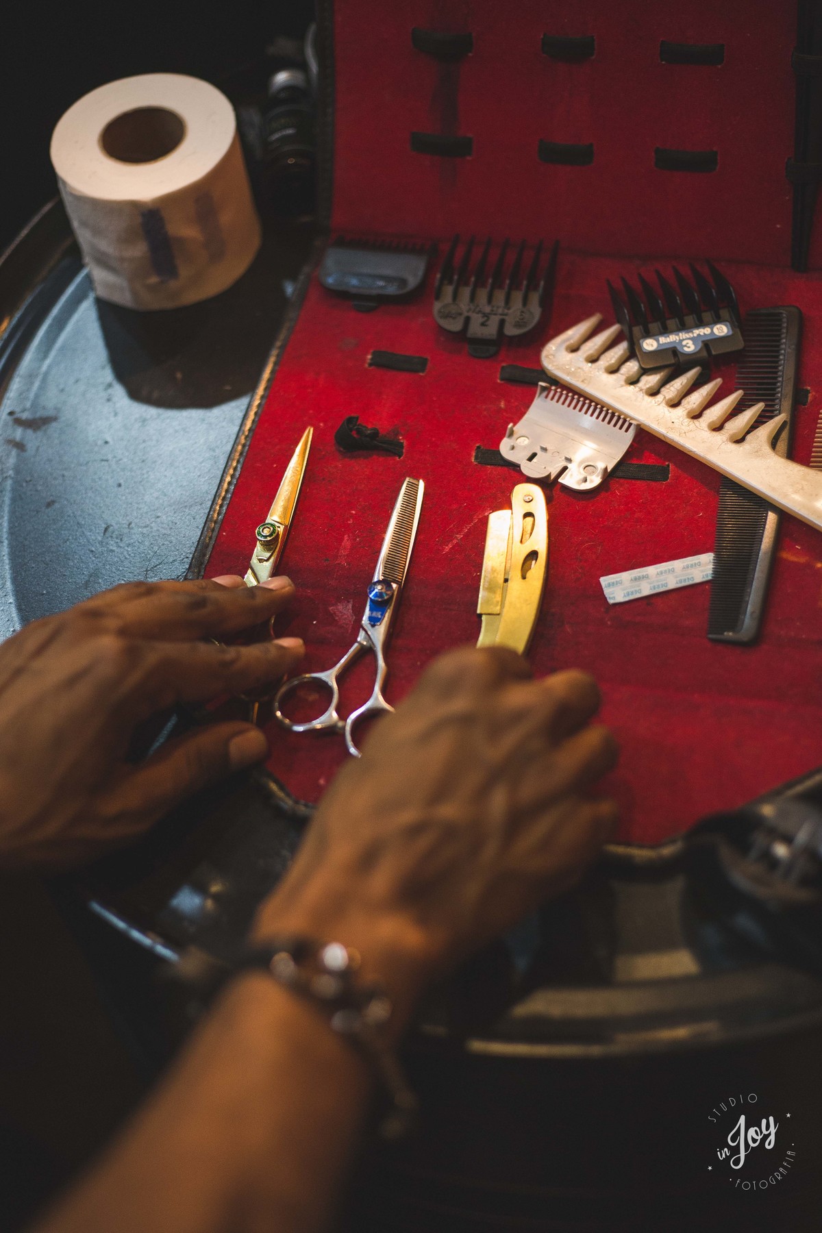 materiais de trabalho barbeiro, tesoura, pente, navalha