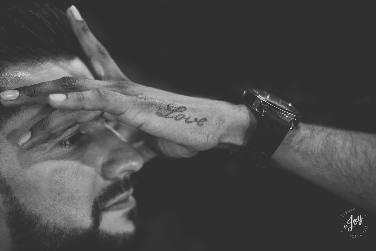 noivo se arrumando para o casamento, tatoo love, peb