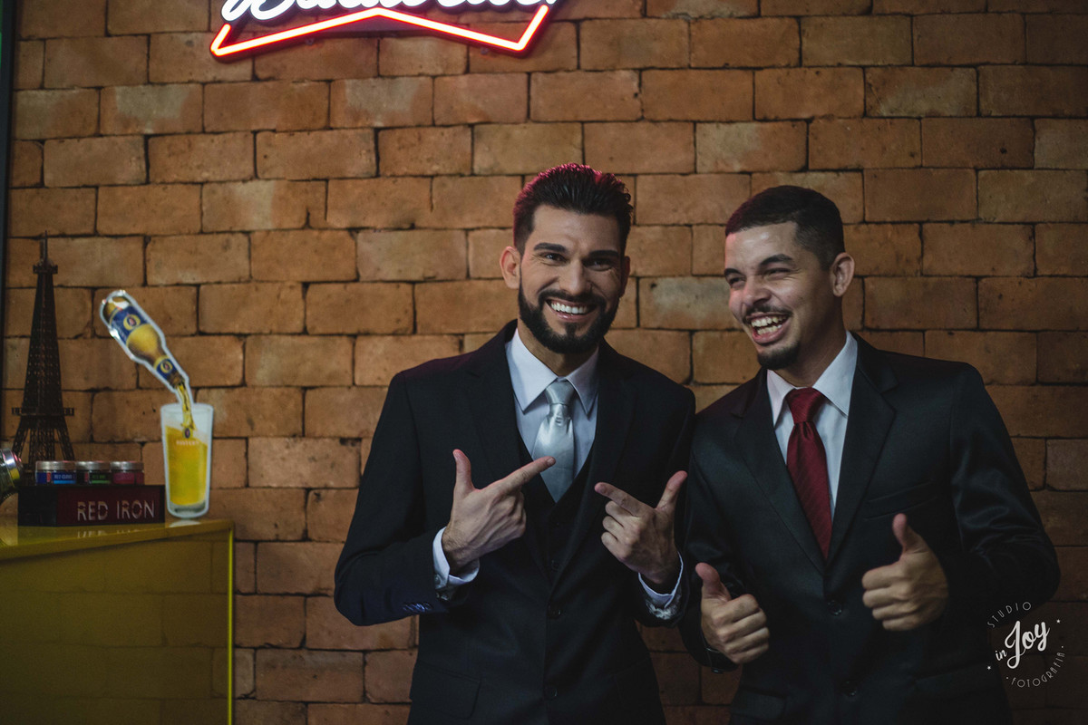 Retrato do noivo junto com um padrinho depois de se arrumarem para o casamento