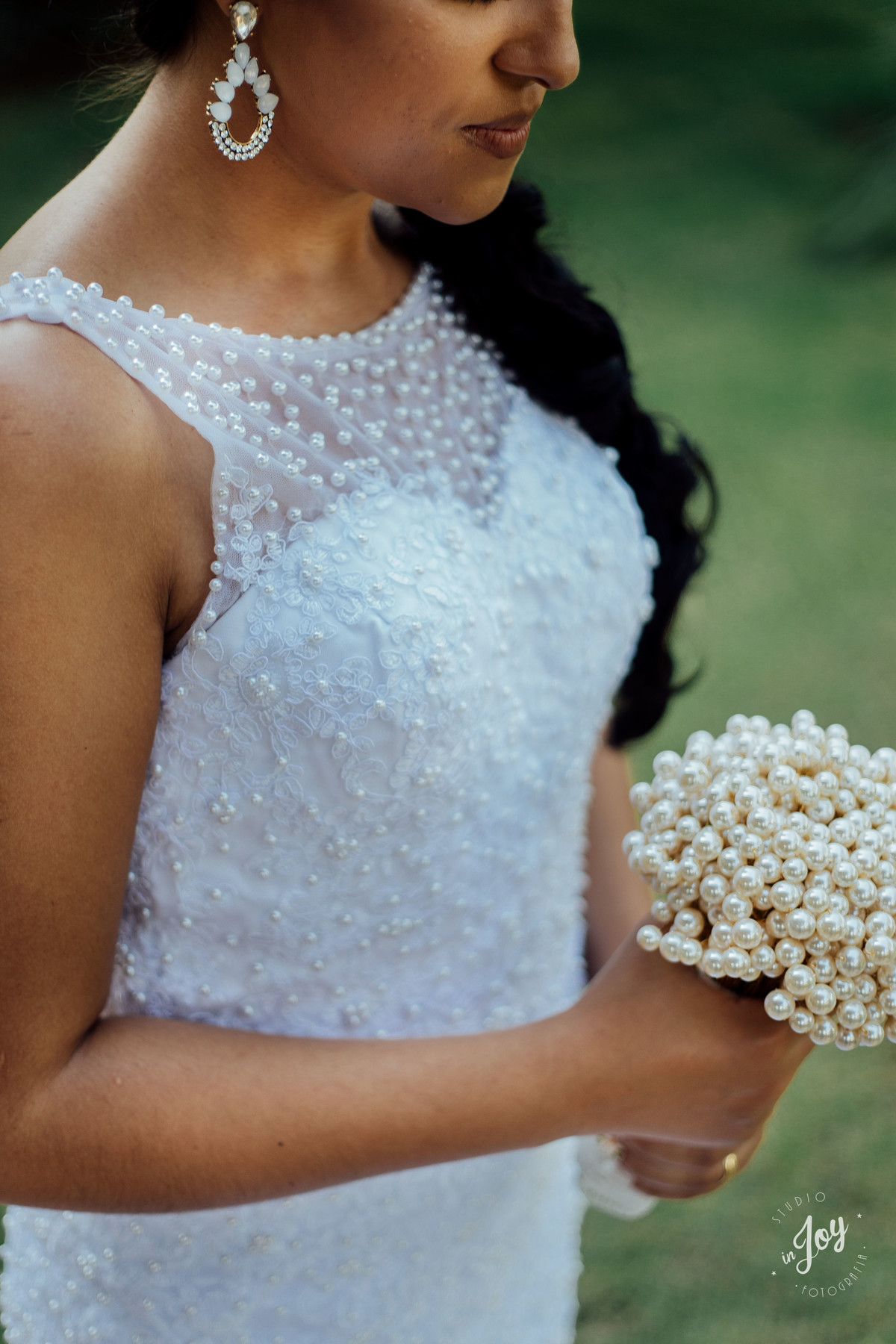 detalhes vestido de noiva com perolas combinando com o boque