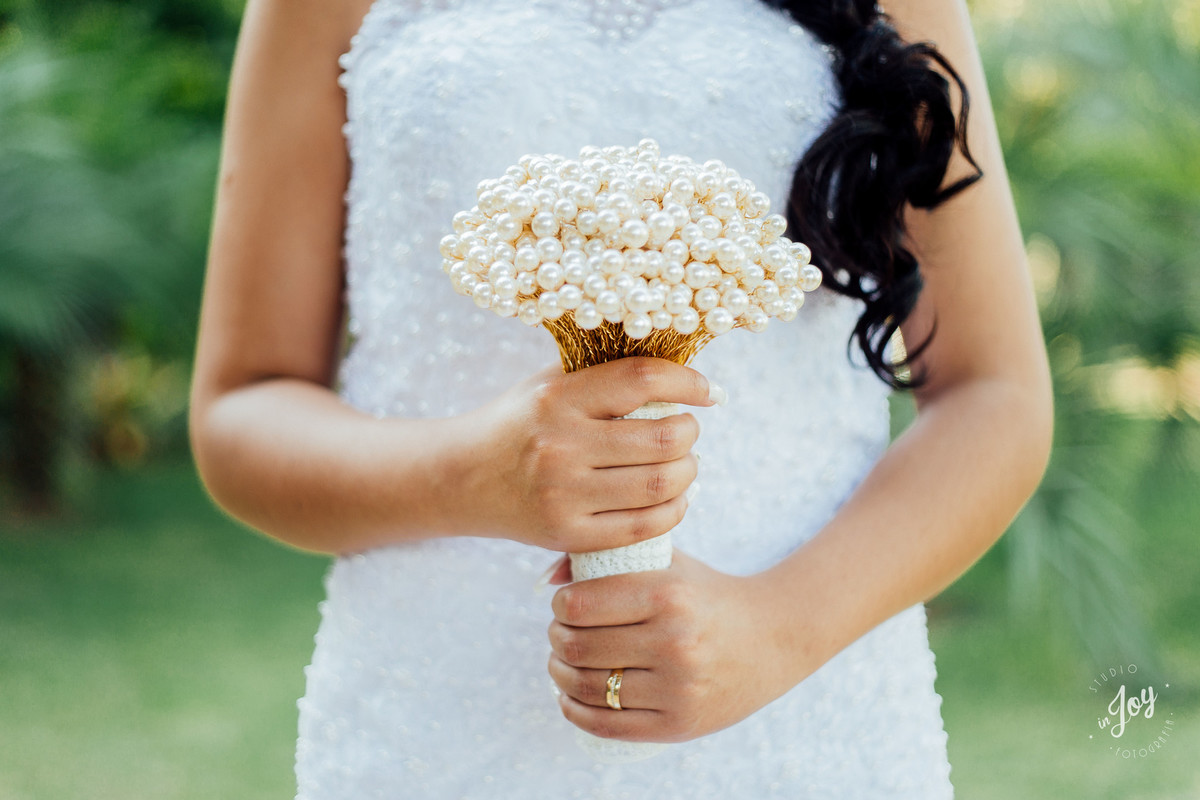 detalhes do boque feito de perolas pelo noivo