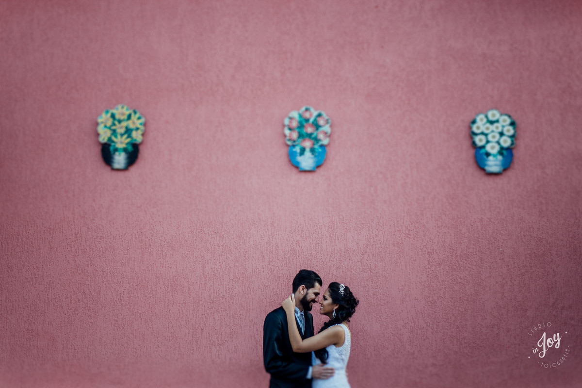 noivos se abraçando durante o ensaio de pós de casamento