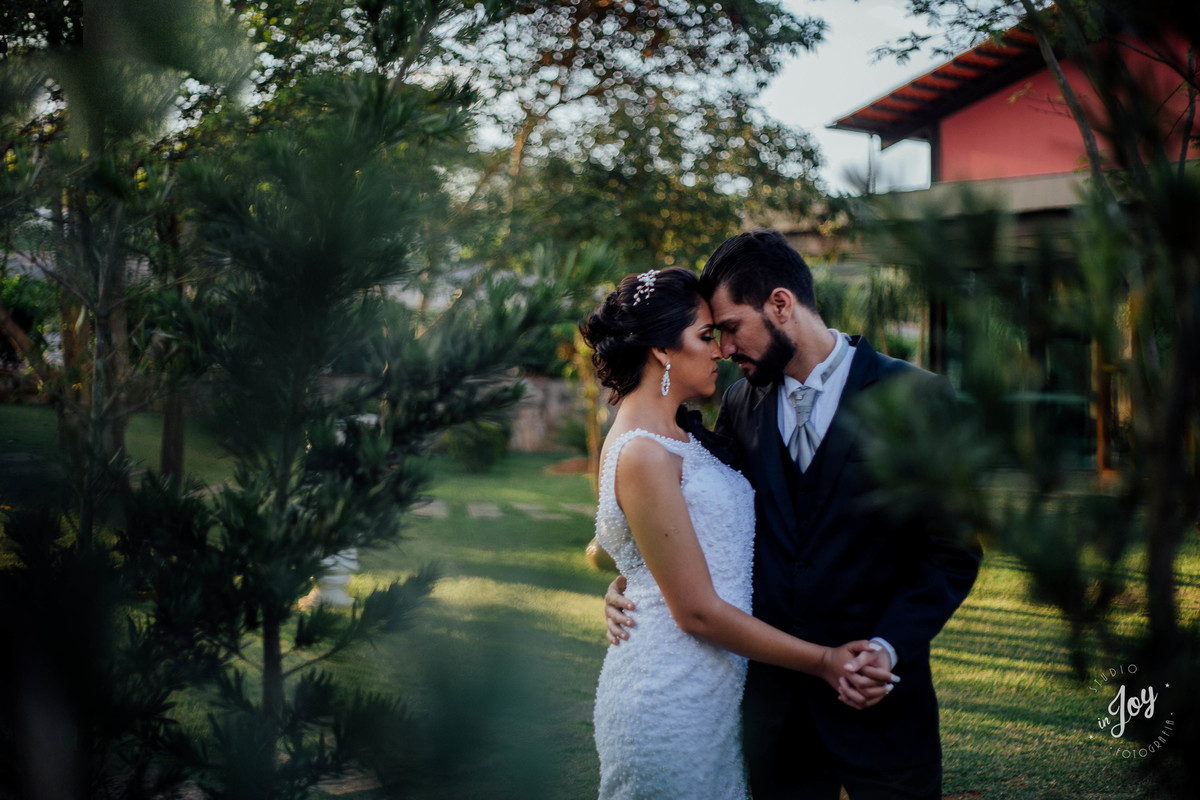 noivos abraçados durante a fotografia de pós casamento na fazenda shangrilá