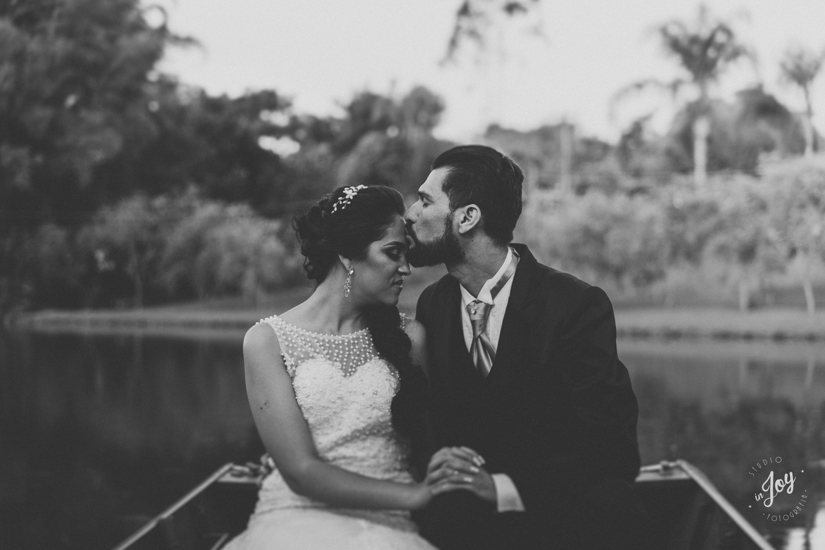 fotografia de pós casamento em que os noivos estão sentados em um barco no por do sol na fazenda shangrilá