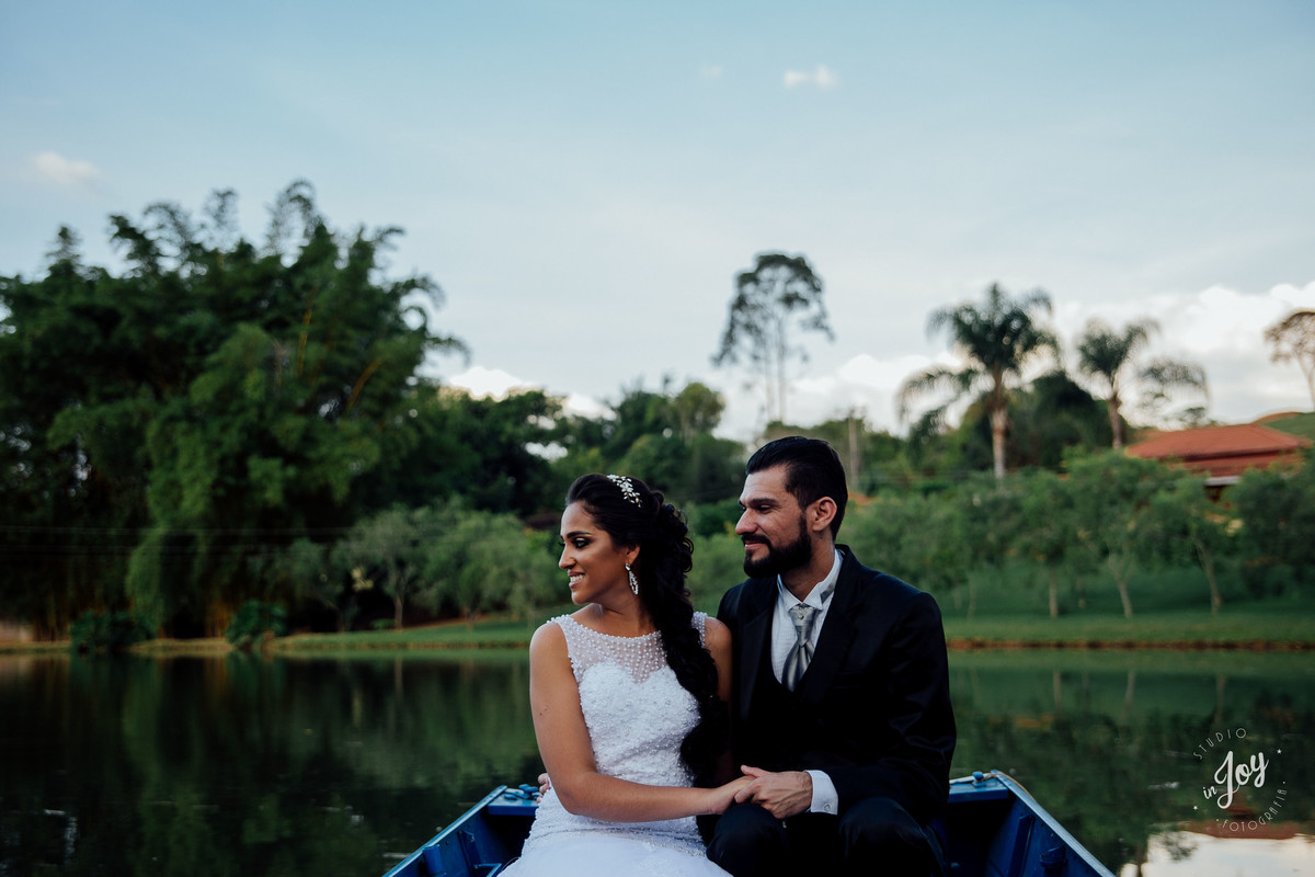 fotografia de pós casamento em que os noivos estão sentados em um barco no por do sol na fazenda shangrilá