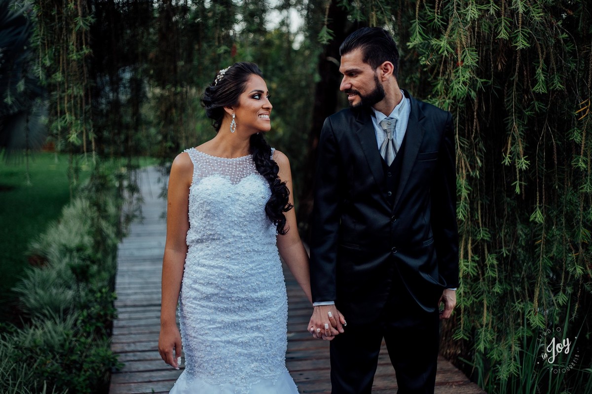 noivos de mãos dadas e olhando um para o outro em uma sessão de pós casamento na fazenda shangrilá