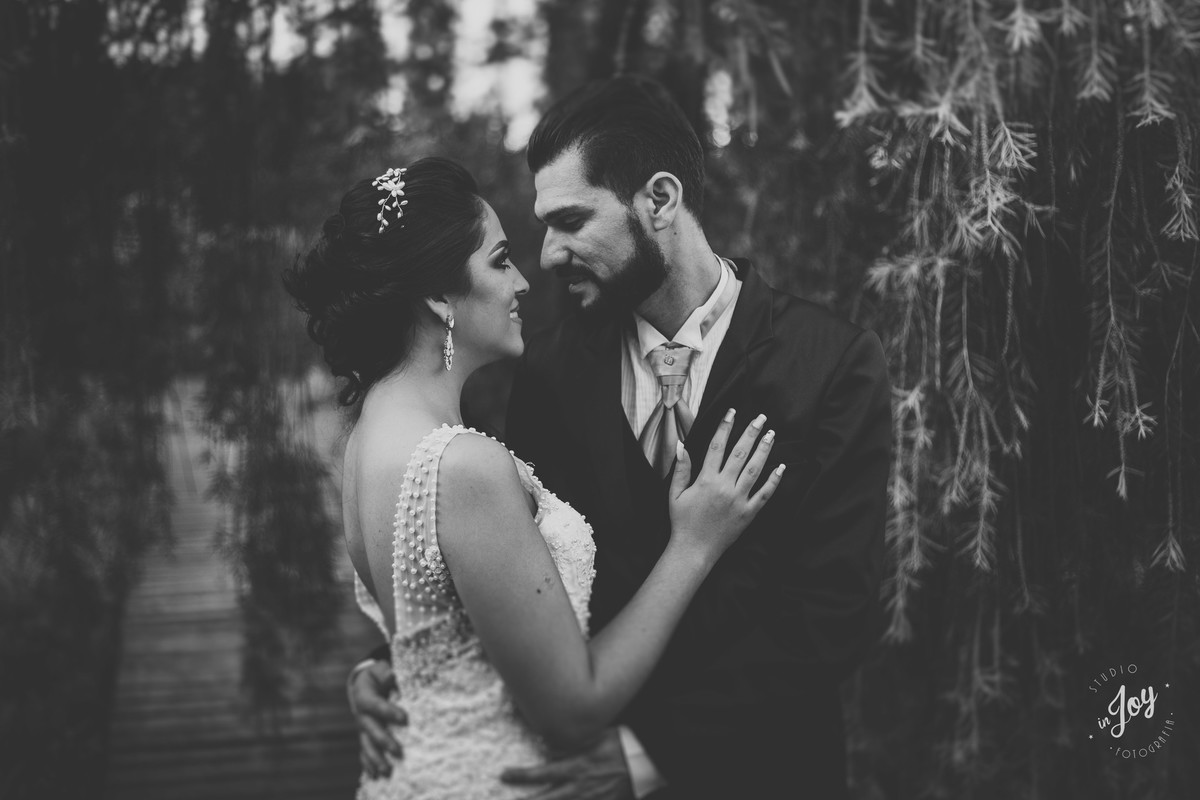 fotografia de pós casamento em preto e branco feita na fazenda shangrilá em Mateus Leme Minas Gerais