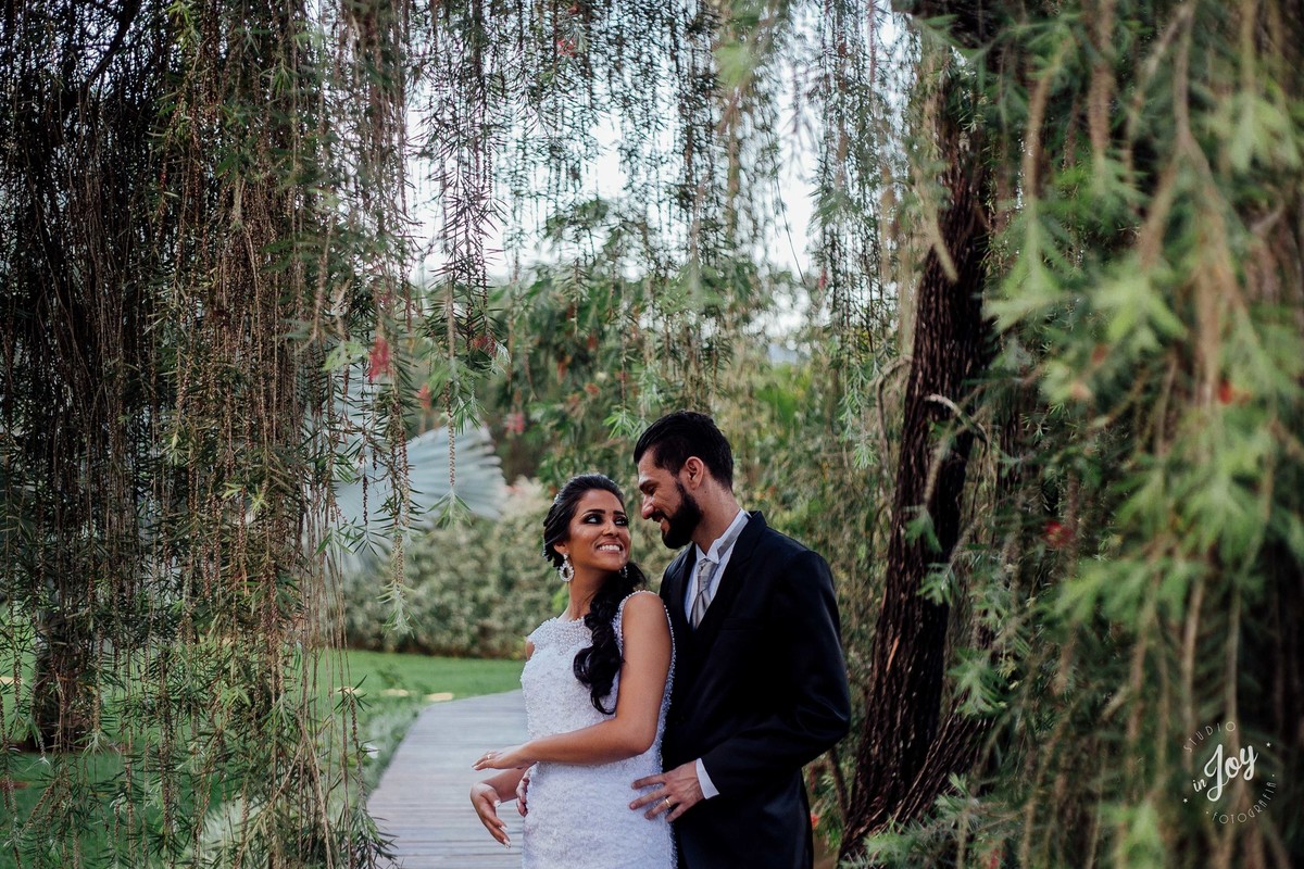 fotografia de casamento em Betim dos noivos se olhando e sorrindo