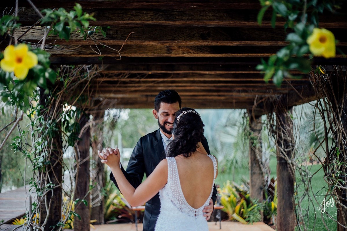noivos dançando durante o ensaio de pós casamento na fazenda Shangrilá