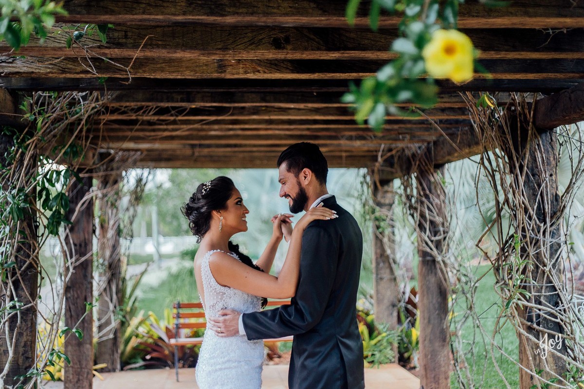 noivos dançando e se olhando durante o ensaio de pós casamento