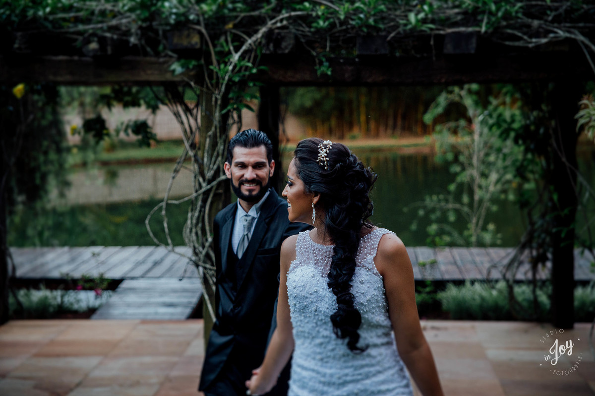 foto de pós casamento expontanea da noiva olhando para o noivo e caminhando